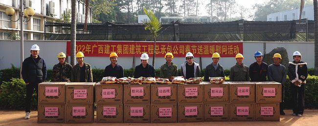 （建图）与一线工人合影。谢微旋 摄.jpg