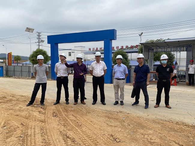 蔡桂全（右四）在项目查抄。廖益通 摄（建图）.jpg