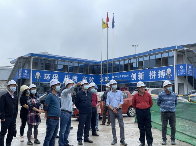 视察项目进度。梁观德 摄（建图）.jpg