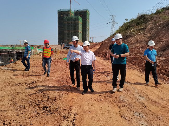 到直属分公司大派河项目查抄。梁海燕 摄（建图）.jpg