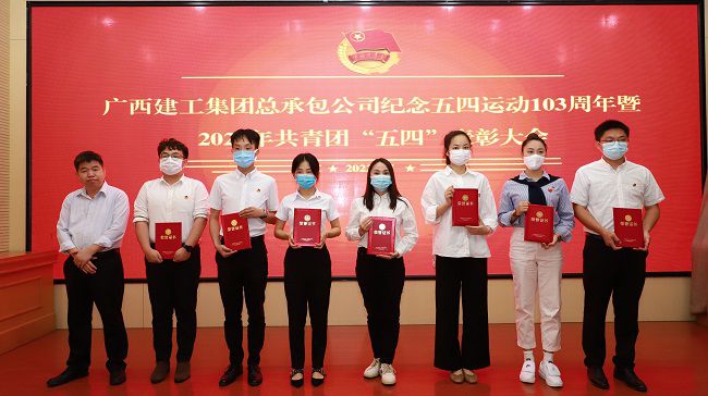 赞美优良团干。 李立云 摄（建图）.jpg