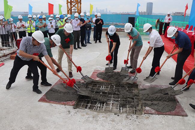 与在场嘉宾一起为封顶浇筑培土。周煜川 摄（建图）.jpg