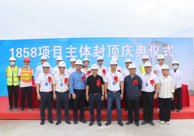 邓少新与在场职工合影留想。周煜川 摄（建图）.jpg