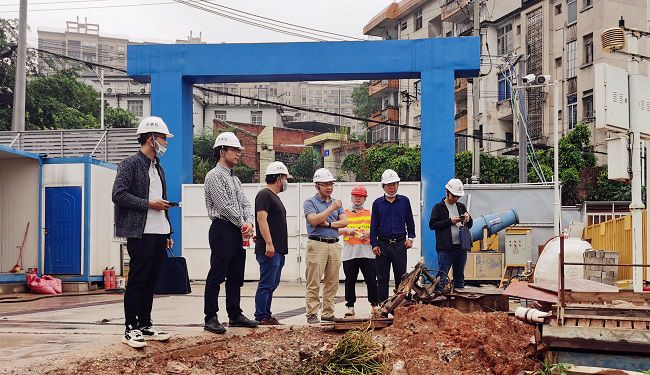 （建图）陆烜深刻现场查抄领导。陆大南 摄.jpg