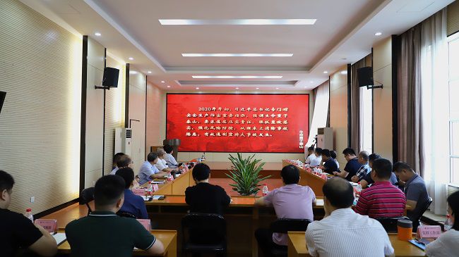 集中旁观《性命沉于泰山》教育宣传片。 郑诗宝 摄（建）.jpg