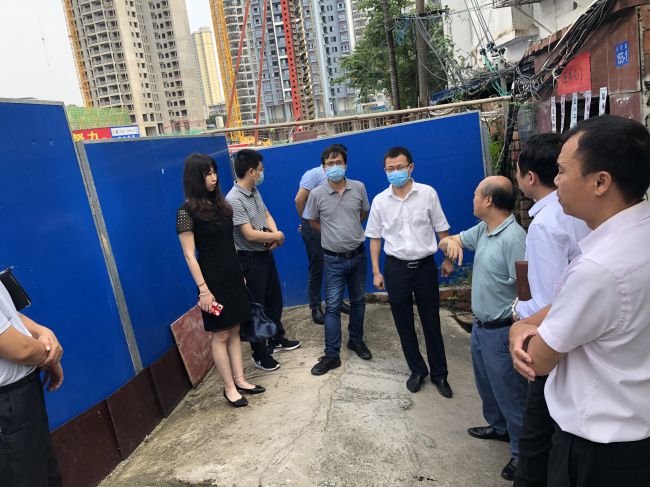 走访周边人民。龚媚媚 摄（建图）.jpg