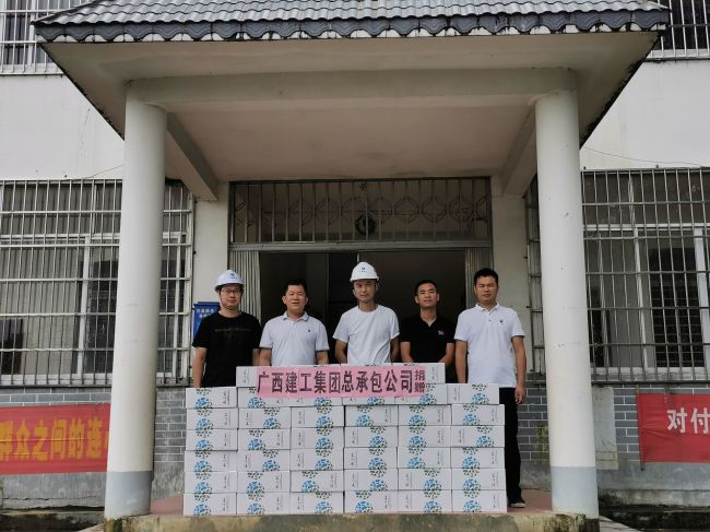 捐赠抗灾物资。谭山泉 摄（建图）.jpg