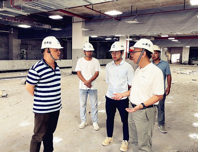 （建图）深刻现场查看。容芝雅 摄.jpg