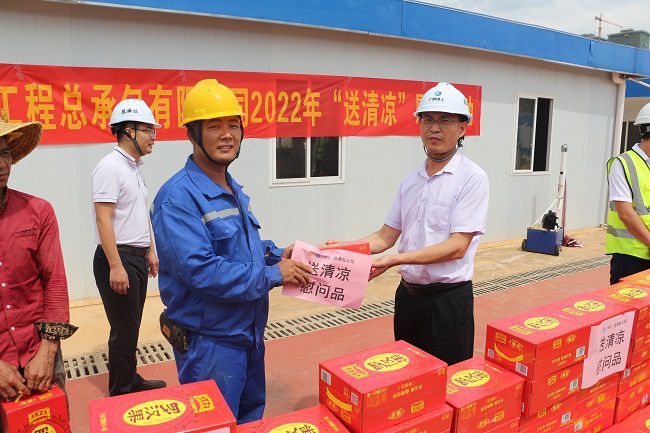 发放慰问品。张钊林 摄（建图）.jpg