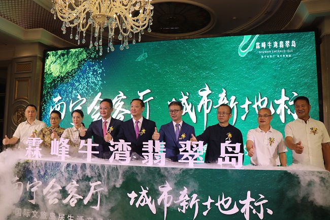 邓少新与参与嘉宾一起合影留想。 周煜川 摄（建图）.jpg