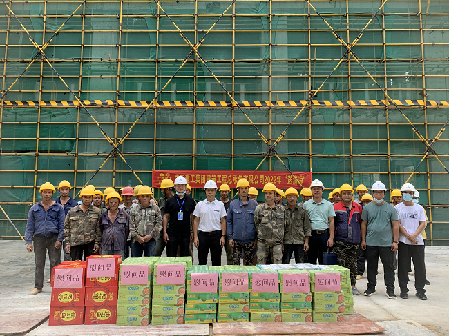 送清冷现场。蔡怡灵 摄（建图）.png