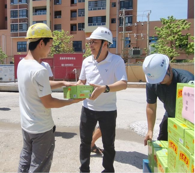 发放慰问品。潘文君 摄（建图）.jpg