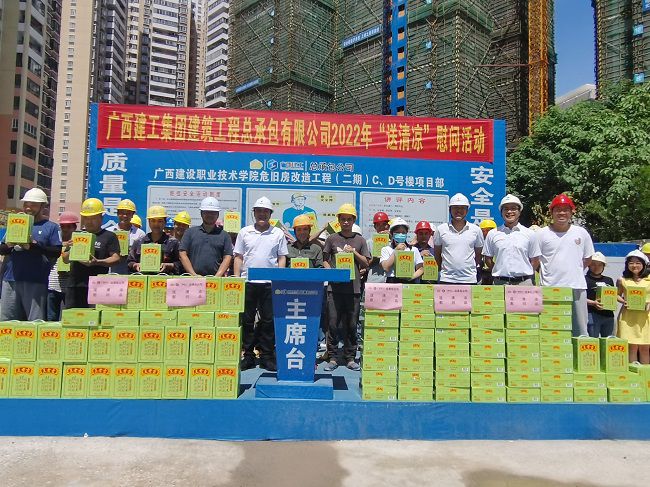 ”送清冷“慰问活动合影。潘文君 摄（建图）.jpg