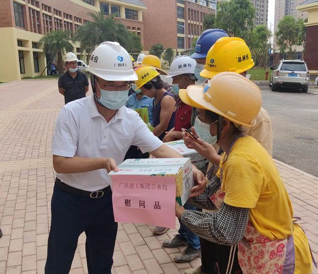 发放慰问品 。彭永彬 摄（建图）.jpg