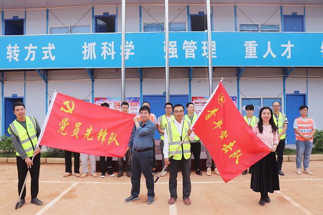 岑廷义和张力为党支部授旗。周煜川 摄（建图）.jpg