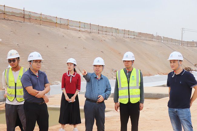 岑廷义深刻现场视察施工过程。周煜川 摄（建图）.jpg