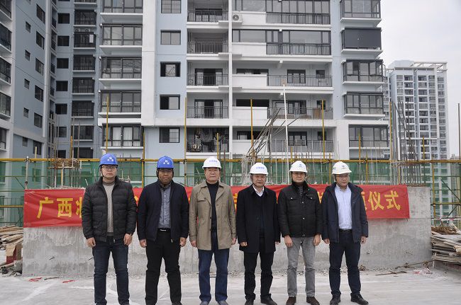 参与封顶典礼的有关辅导合影。王瑾贞 摄（建图）.jpg