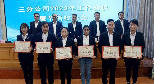 赞美优良员工。梁红玉 摄（000图）.jpg