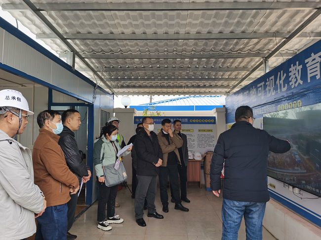 听取项目情况汇报。彭强 摄（建图）.jpg