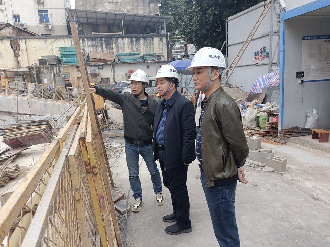 2岑廷义深刻现场进行走访。覃必英 摄（建图）.jpg