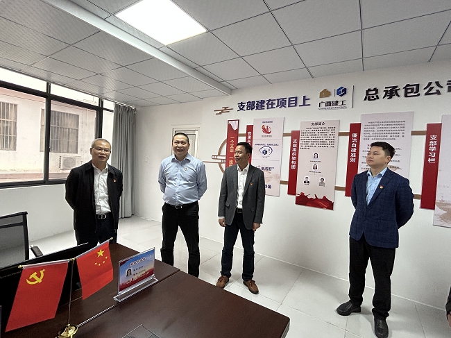 邓少新参观项目党员活动室。蔡怡灵 摄（建图）.png