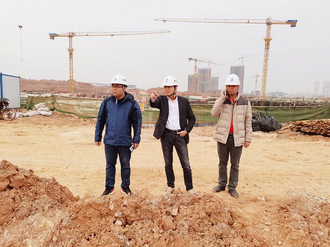 黎平山深刻现场进行安全查抄。陈海玮 摄（建图）.jpg