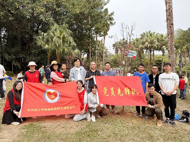 与主办方合影留想。周煜川 摄（建图）1.jpg