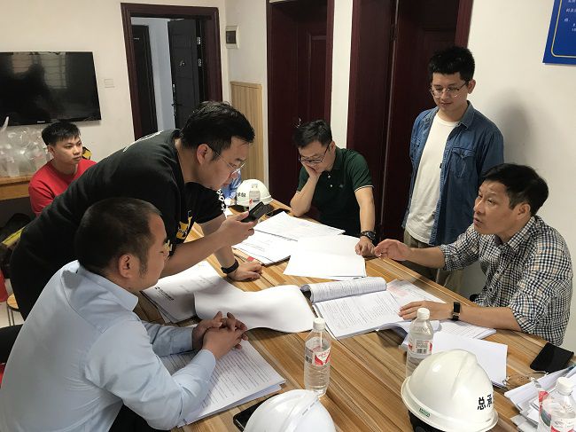 钻研解决现场问题。韦吉亮 摄（建图）.jpg