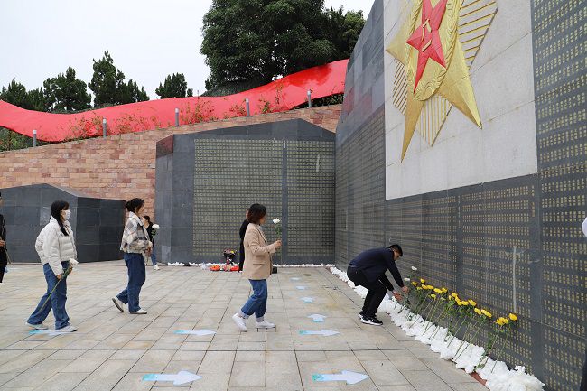 献花。张钊林  摄（建图） (2).jpg