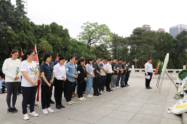 整个默哀。林成斌 摄（建图）.png