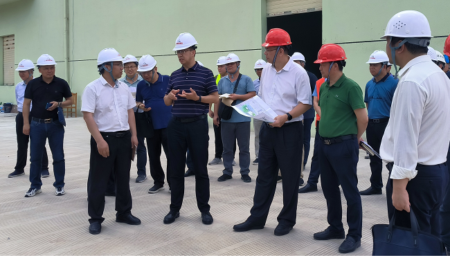 视察项目现场。谢家宝 摄（建图）.png