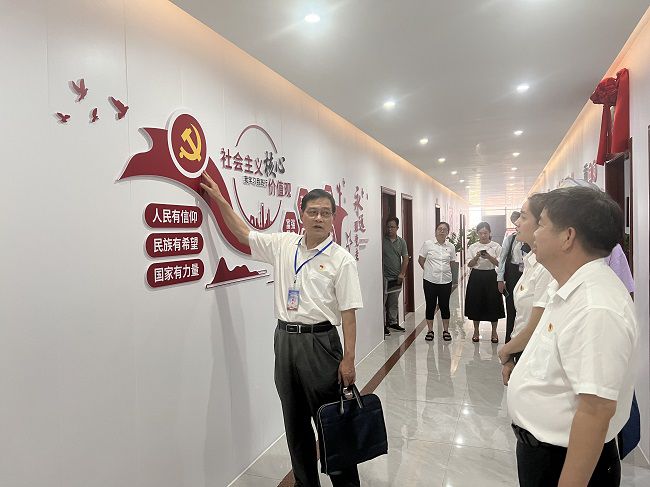 参观党建文化长廊。卢丽君 摄（建图）.jpg