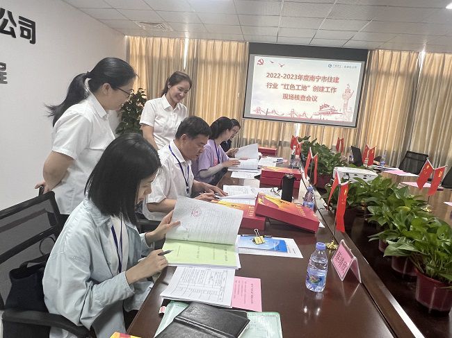 查看党建资料。卢丽君 摄（建图）.jpg