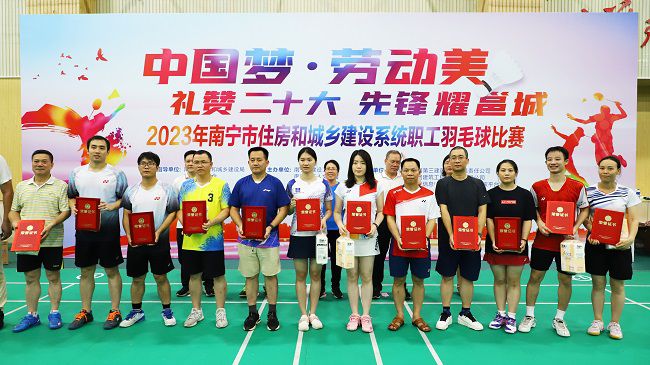 公司获优良组织奖，李天阳代表公司上台领奖。.jpg