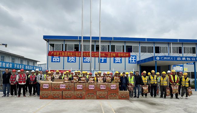 “送温暖”慰问活动合影。韦艳雷 摄（建图）.jpg