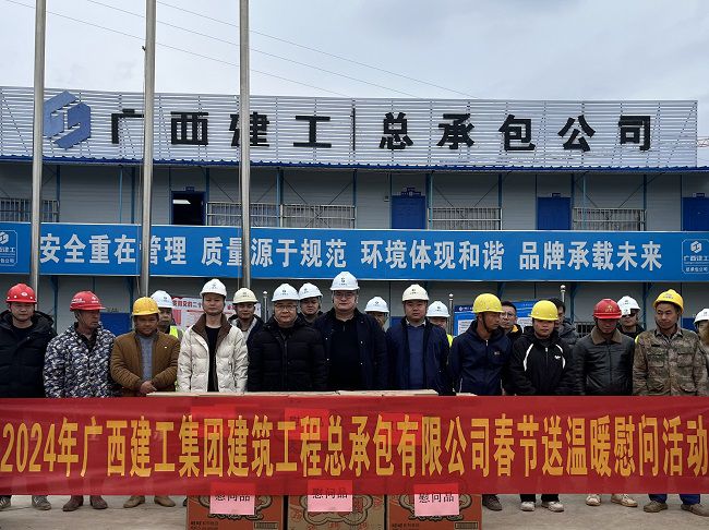 慰问活动合影。李伟燕 摄（建图）.jpg