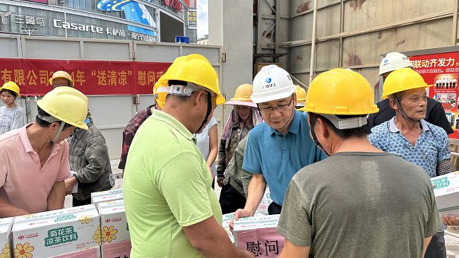 发放慰问品1。容芝雅 摄（建图）.jpg