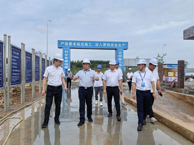 蓝海鹏在项目现场；撇由悖ńㄍ迹.jpg