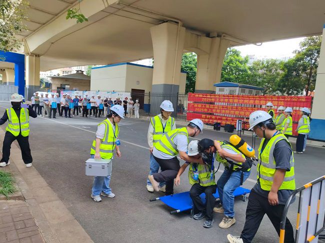 有限空间接济。陆振官 摄（建图）.jpg